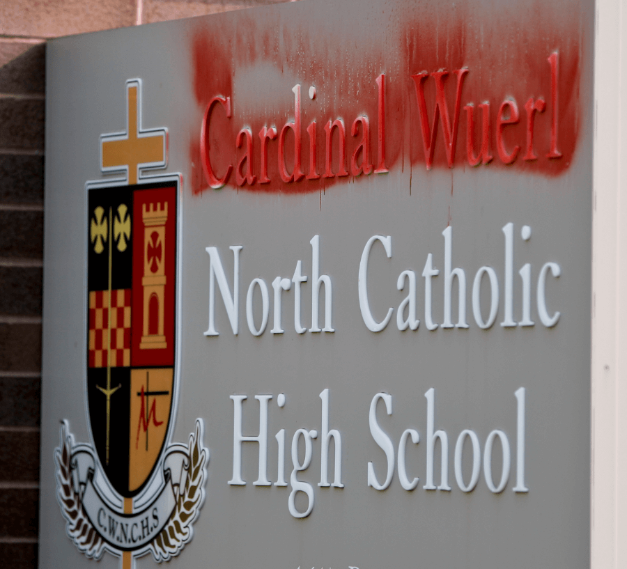 Pintura cubre el nombre del cardenal Wuerl en escuela de Pensilvania. (AP) 