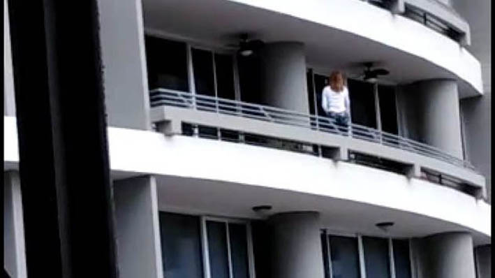 Video: Mujer cae desde el piso 27 de un edificio por tomarse una selfie