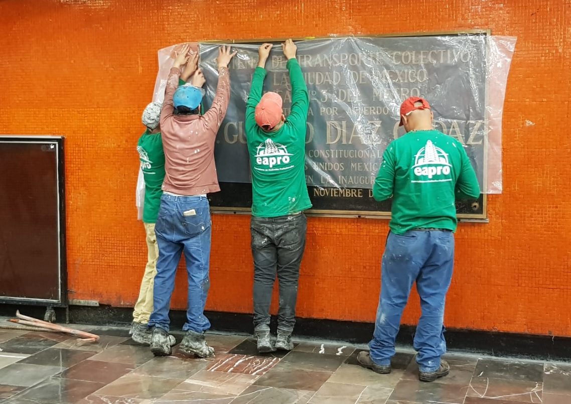 División de opiniones, por retiro de placas alusivas a Díaz Ordaz del Metro