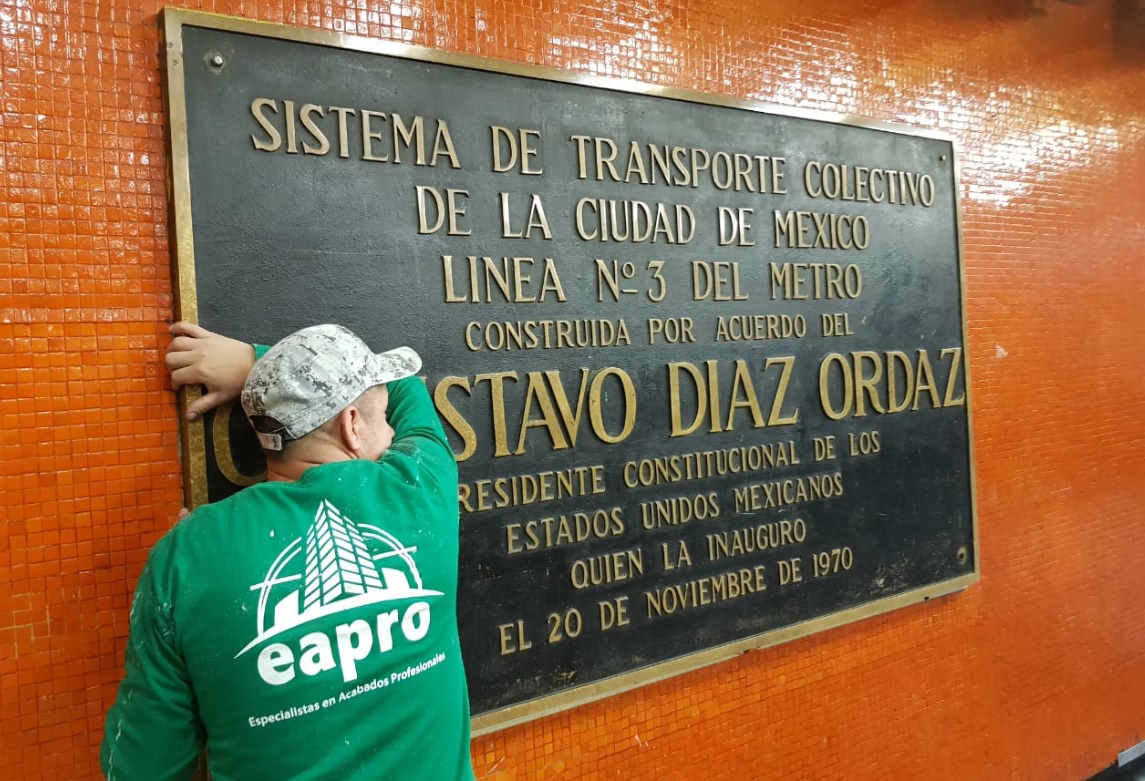 Retiran del Metro placas alusivas al expresidente Gustavo Díaz Ordaz