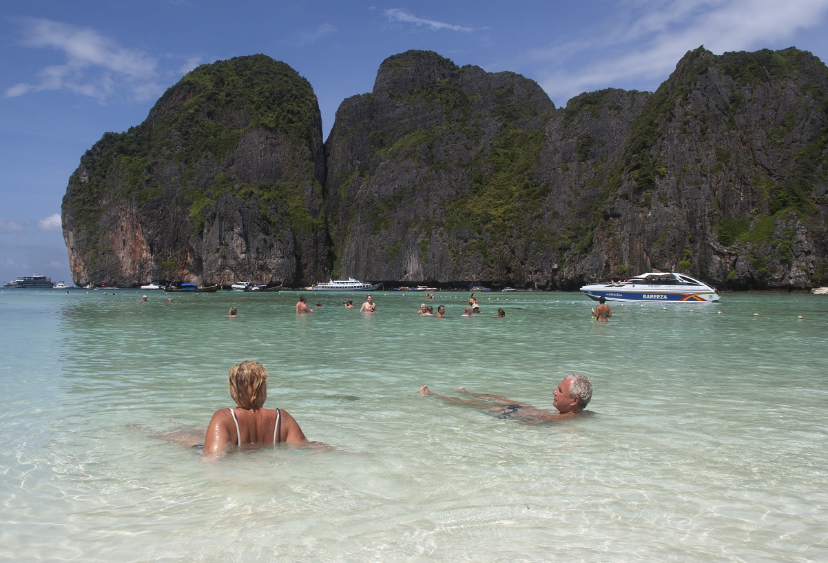 Tailandia cierra la playa famosa por película de Di Caprio