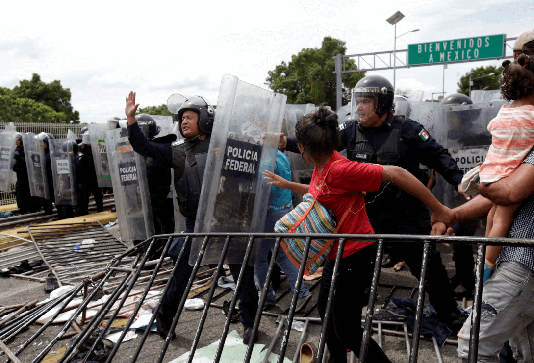 Policía Federal contiene ingreso violento de caravana migrante
