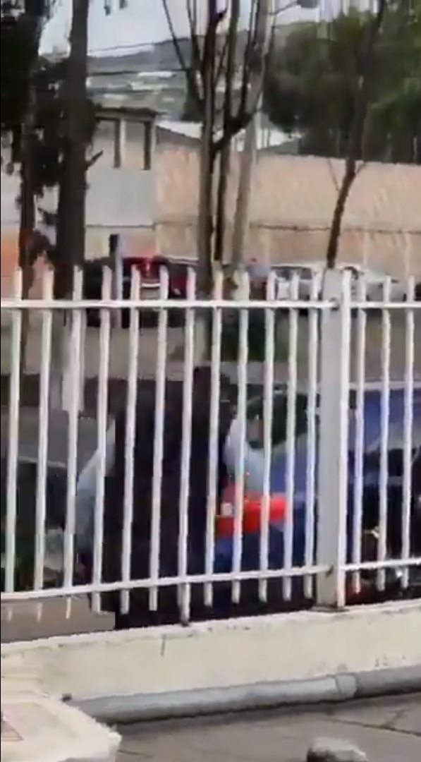 Policía golpea a motociclista con su arma en Acolman