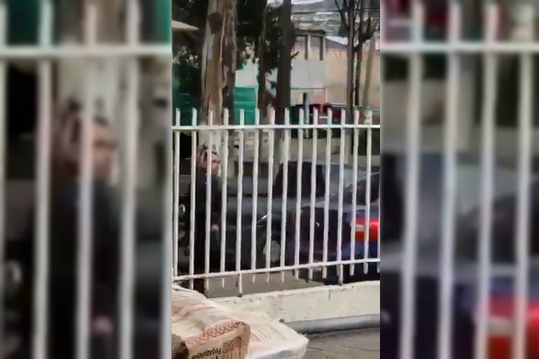 Policía golpea a motociclista con su arma en Acolman, Estado de México