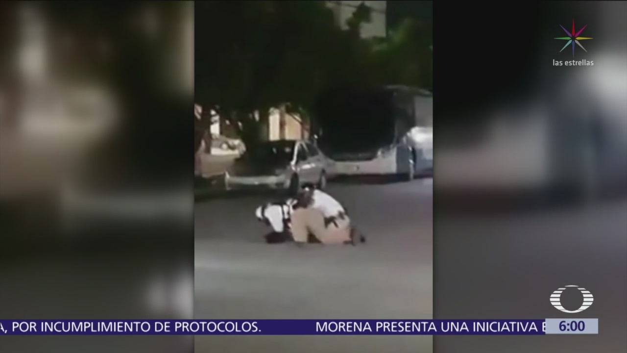 Policías de tránsito someten a motociclista en Cancún