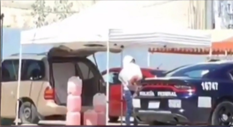 Policías federales compran gasolina a presuntos huachicoleros