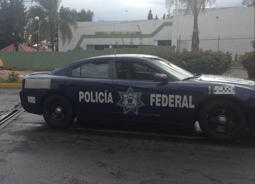 Policías federales compran gasolina a presuntos huachicoleros