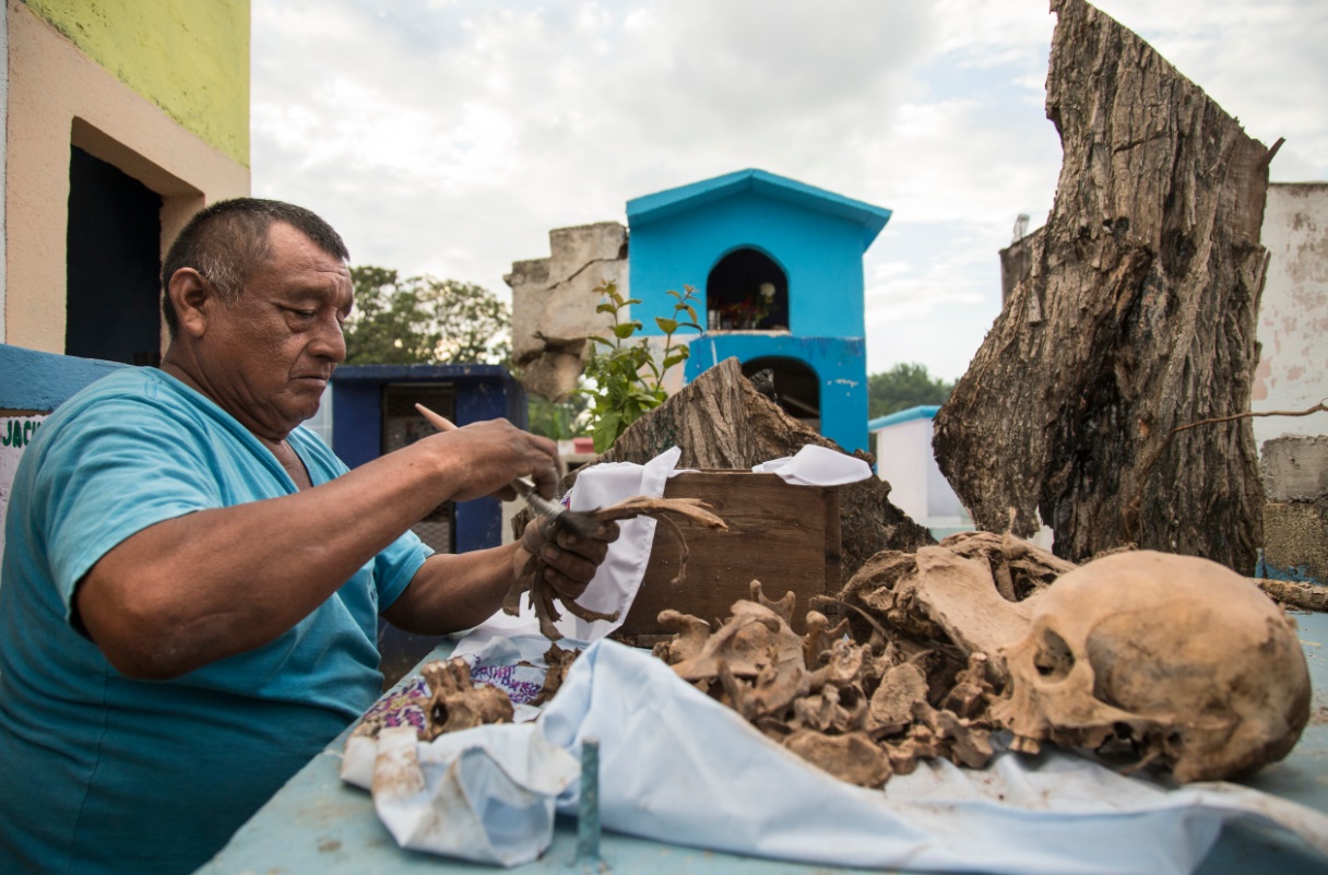 Pomuch, Campeche, limpia los huesos de sus difuntos