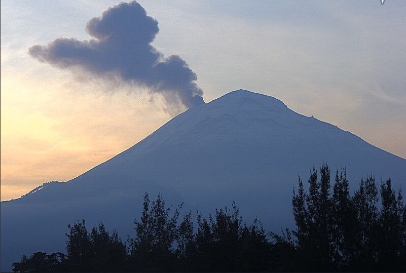 Popocatépetl emite dos explosiones y genera columnas