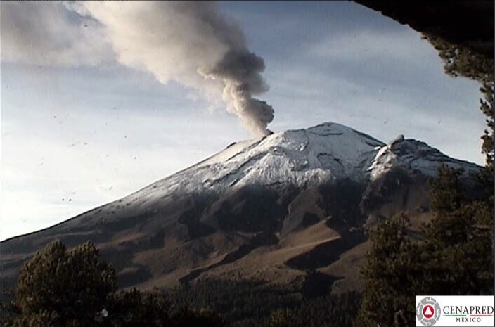 Popocatépetl emite dos explosiones y genera columnas de 1,600 y 800 metros