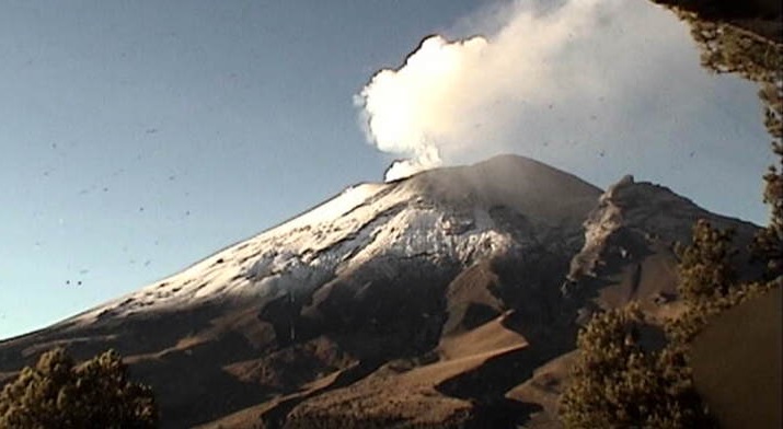 Popocatépetl emite una explosión y genera columna de mil metros