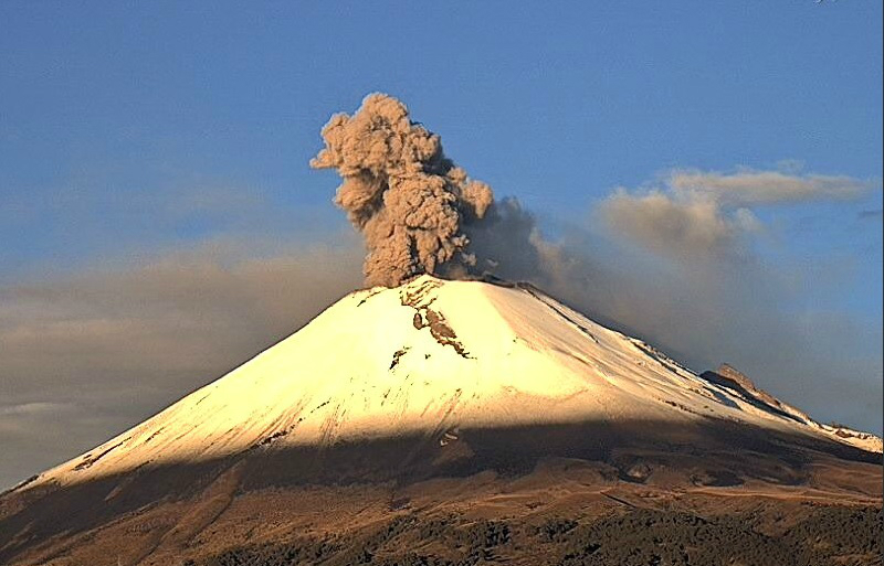 Popocatépetl lanza explosión con contenido de ceniza