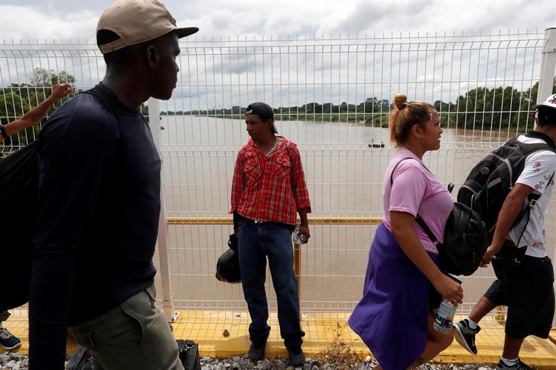 Primer grupo de cien migrantes hondureños ingresa a Chiapas