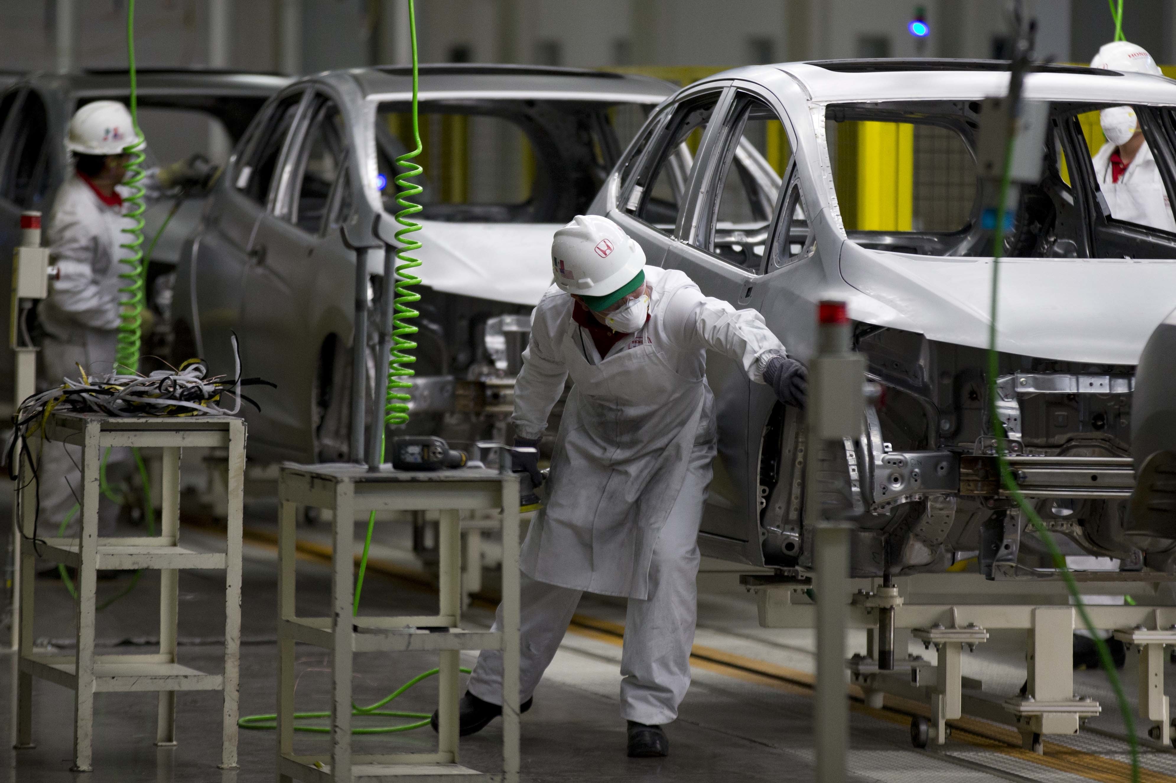 Producción de autos en México cae, exportación aumenta