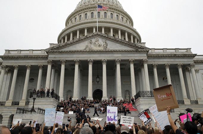 Cientos protestan en Washington ante la probable confirmación de Kavanaugh