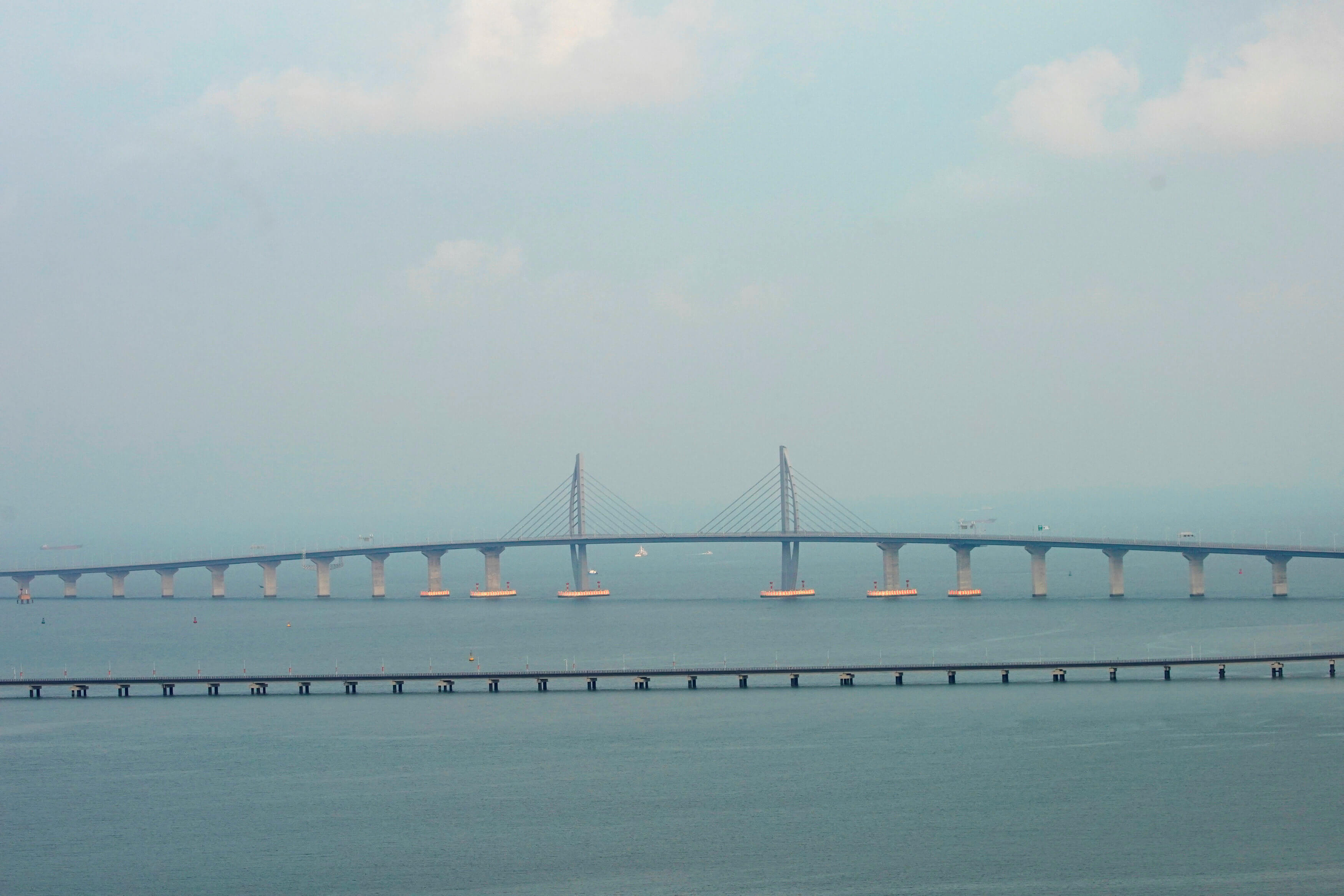 Xi Jinping inaugura el puente marítimo más largo del mundo