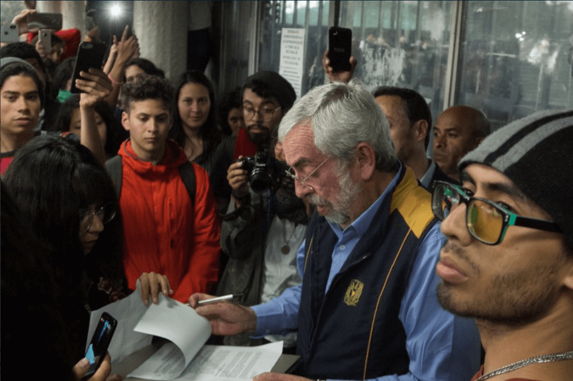 Rector de la UNAM recibe pliego petitorio de estudiantes