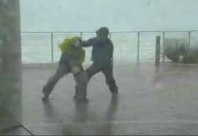 Video: Vientos provocados por el huracán ‘Michael’ casi se llevan a reportero