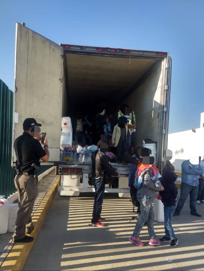 Rescatan a 123 migrantes centroamericanos, hacinados en tráiler en Tabasco