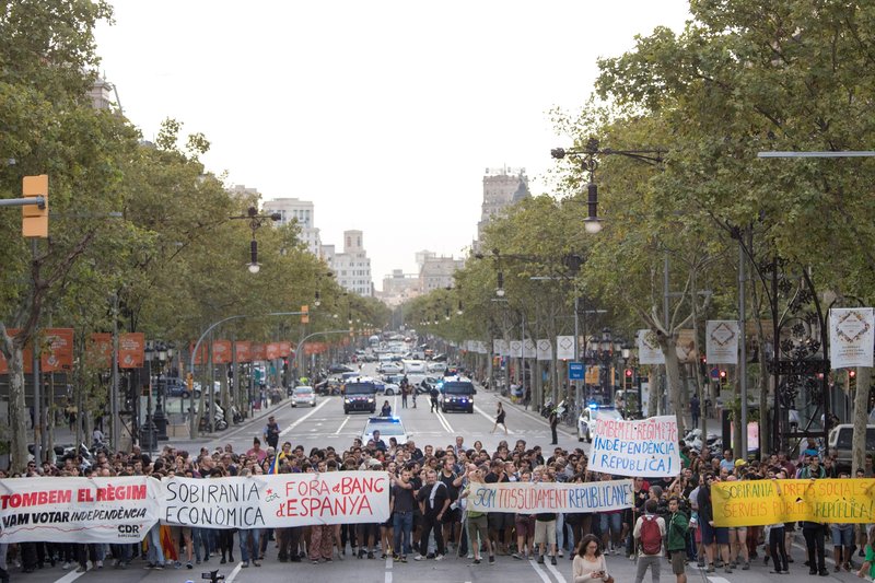 Independentistas interrumpen tráfico en Barcelona para conmemorar el referendum de Cataluña