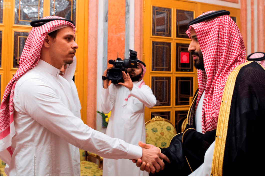Salah Khashoggi y el príncipe heredero saudita, Mohamed bin Salman. (AP) 