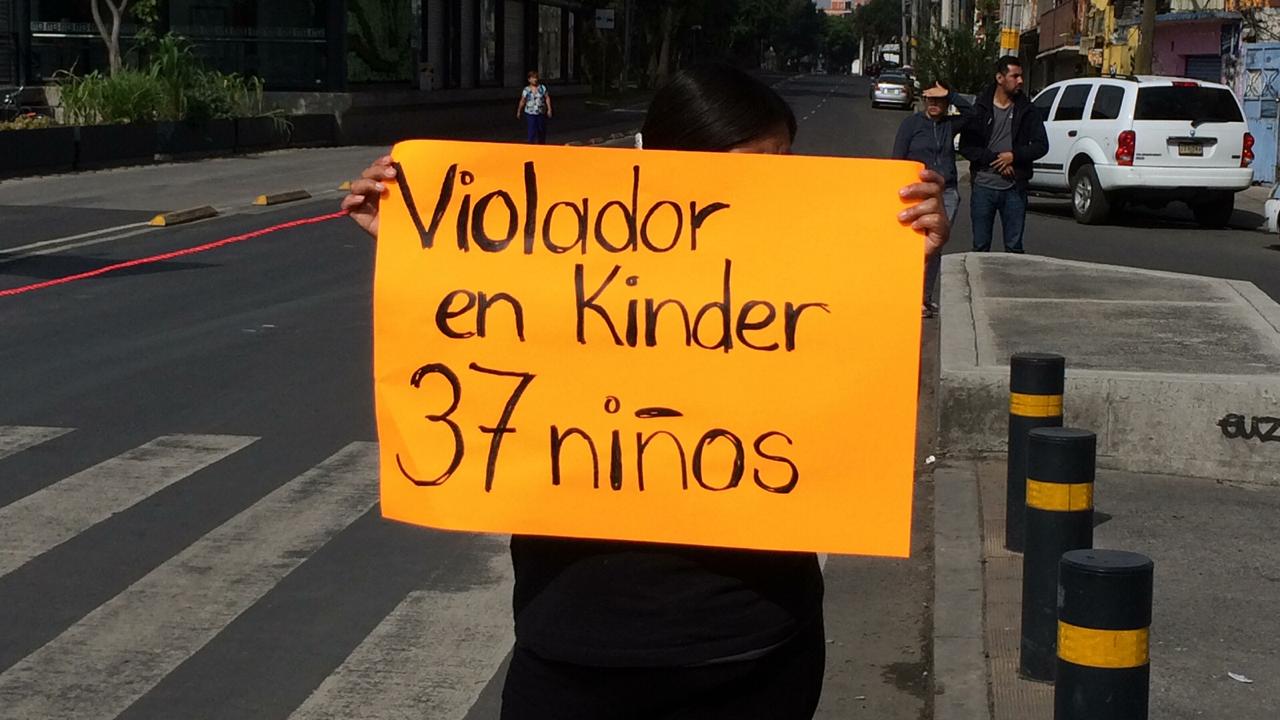 Padres acusan a maestro de kínder de violar a 37 niños en San Juan de Aragón