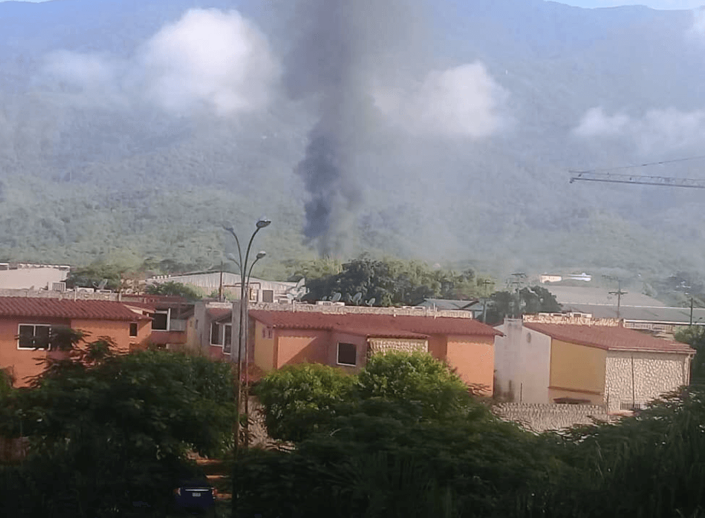 Se registra incendio en planta petrolera de Venezuela. (@Venezolanonews)