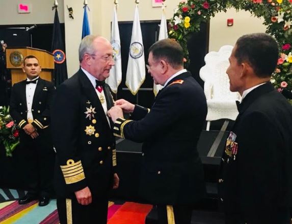 El secretario de Marina recibe condecoración de El Salvador