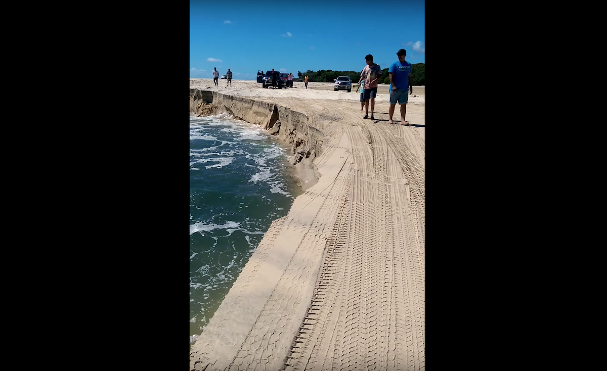 VIDEO: Agujero gigante se traga una playa