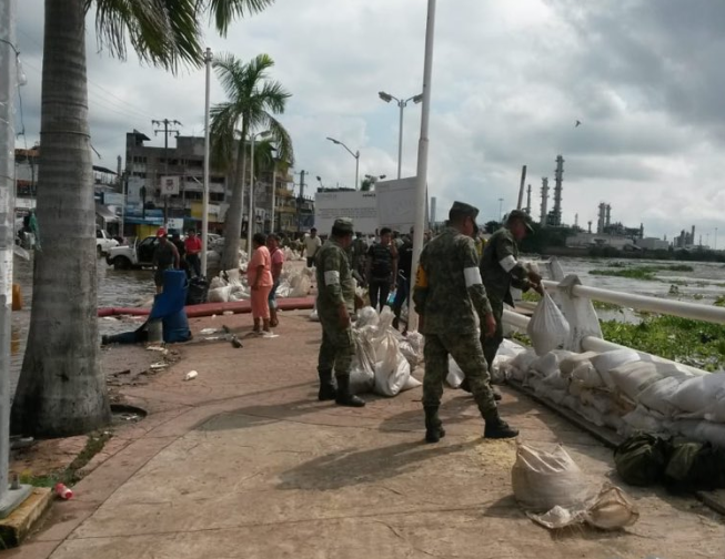 Colocan costales en malecón de Minatitlán contra inundaciones