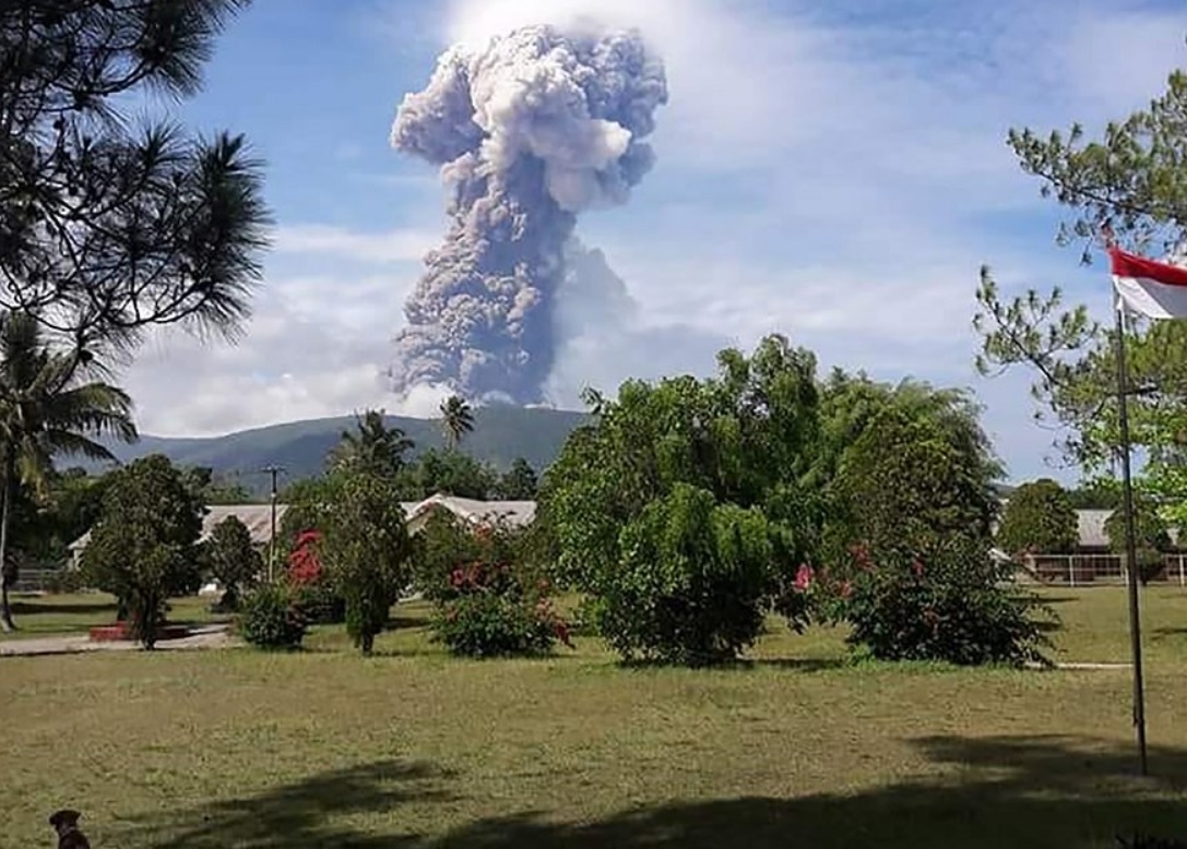 Primero un terremoto, después un Tsunami. Indonesia eleva alerta por erupción de volcán