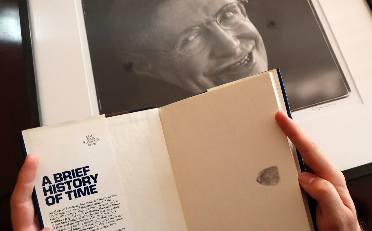 Copia firmada de la tesis de Stephen Hawking puede venderse en más de 100 mil euros