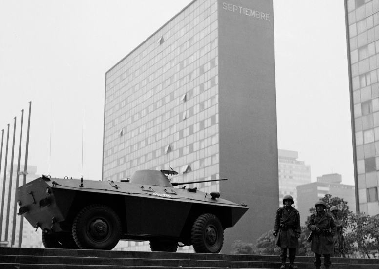 Tanque militar en escalinata de Tlatelolco, en 1968 