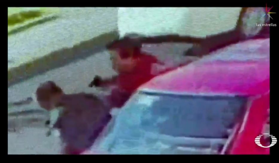 Video registra cómo un taxista desarma a policía del Edomex