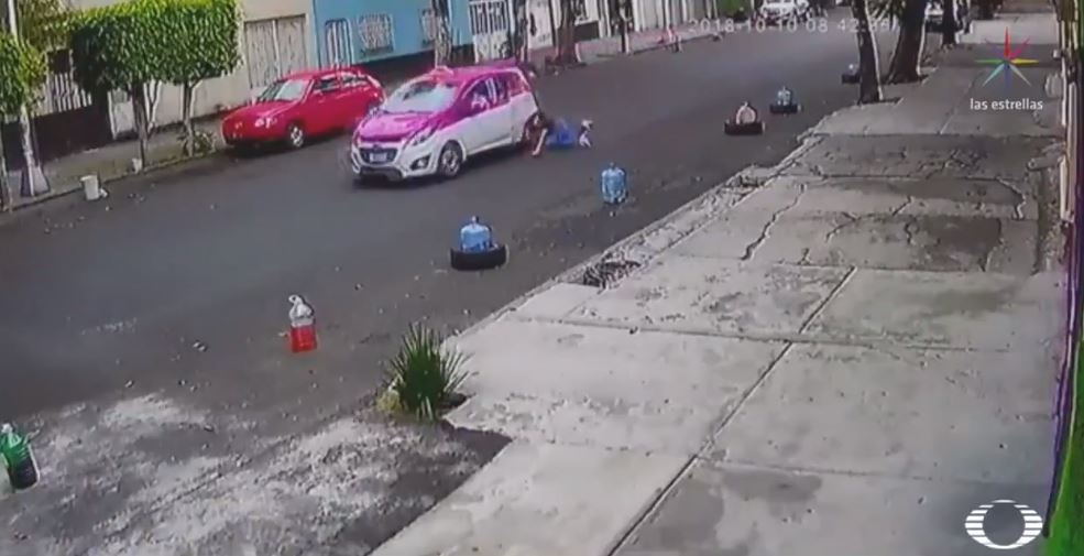 Taxista huye de choque y arrastra a mujer