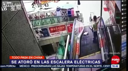Todo sucede en China: Niño se atora en escalera eléctrica