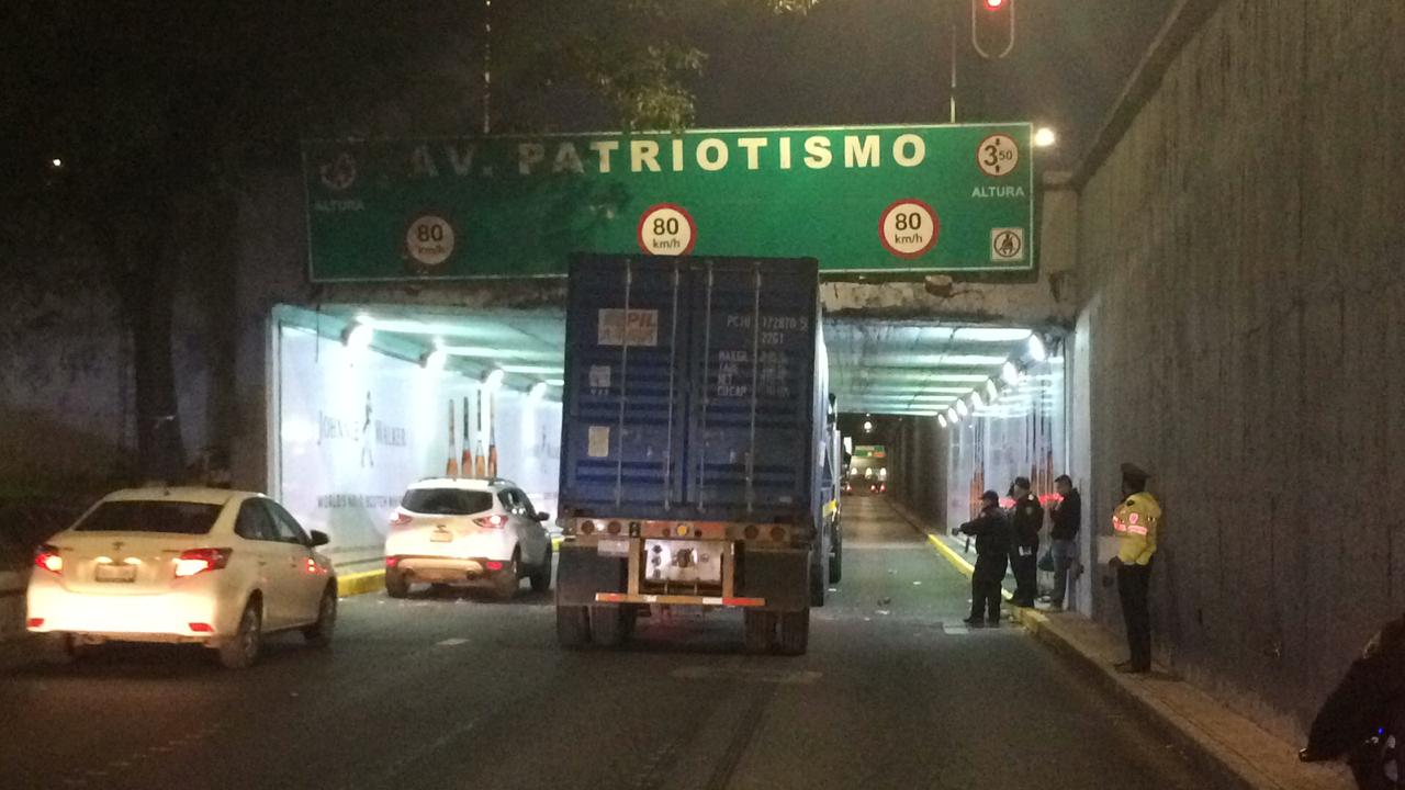 Tráiler queda atorado en puente de Viaducto y Patriotismo