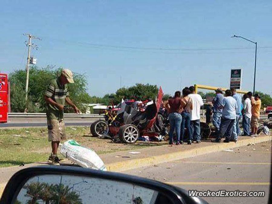 Transeúntes y cuerpos de rescate se aglomeran en torno al Koenigsegg CCX que chocó en una autopista de Monterrey, NL, a alta velocidad (WreckedExotics)