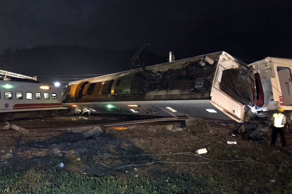 Descarrila tren en Taiwán hay al menos 18 muertos
