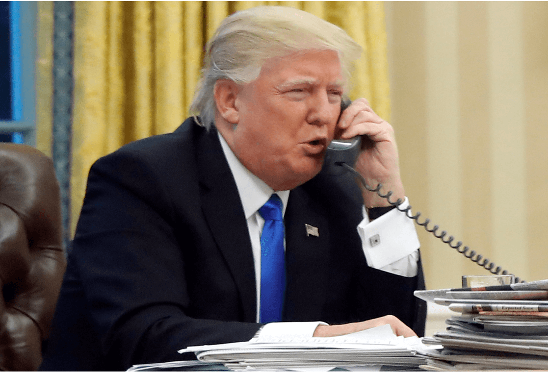 Trump hablando por teléfono. (AP) 