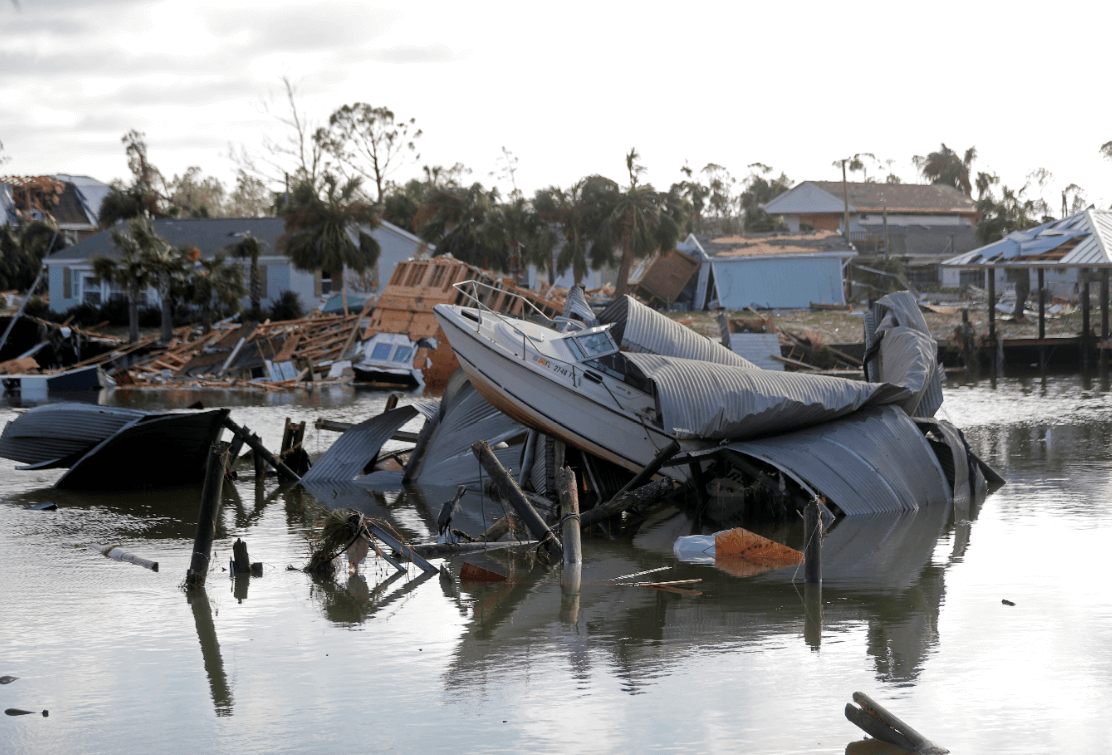 Un bote destruido por el paso del huracán 'Michael'. (AP) 