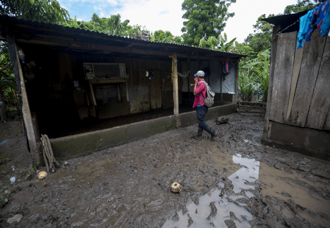 Un hombre observa su vivienda tras inundaciones en Nicaragua. (EFE) 