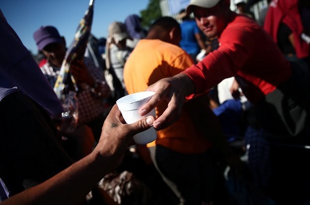 Miembros de la caravana de migrantes huyen de La Mara