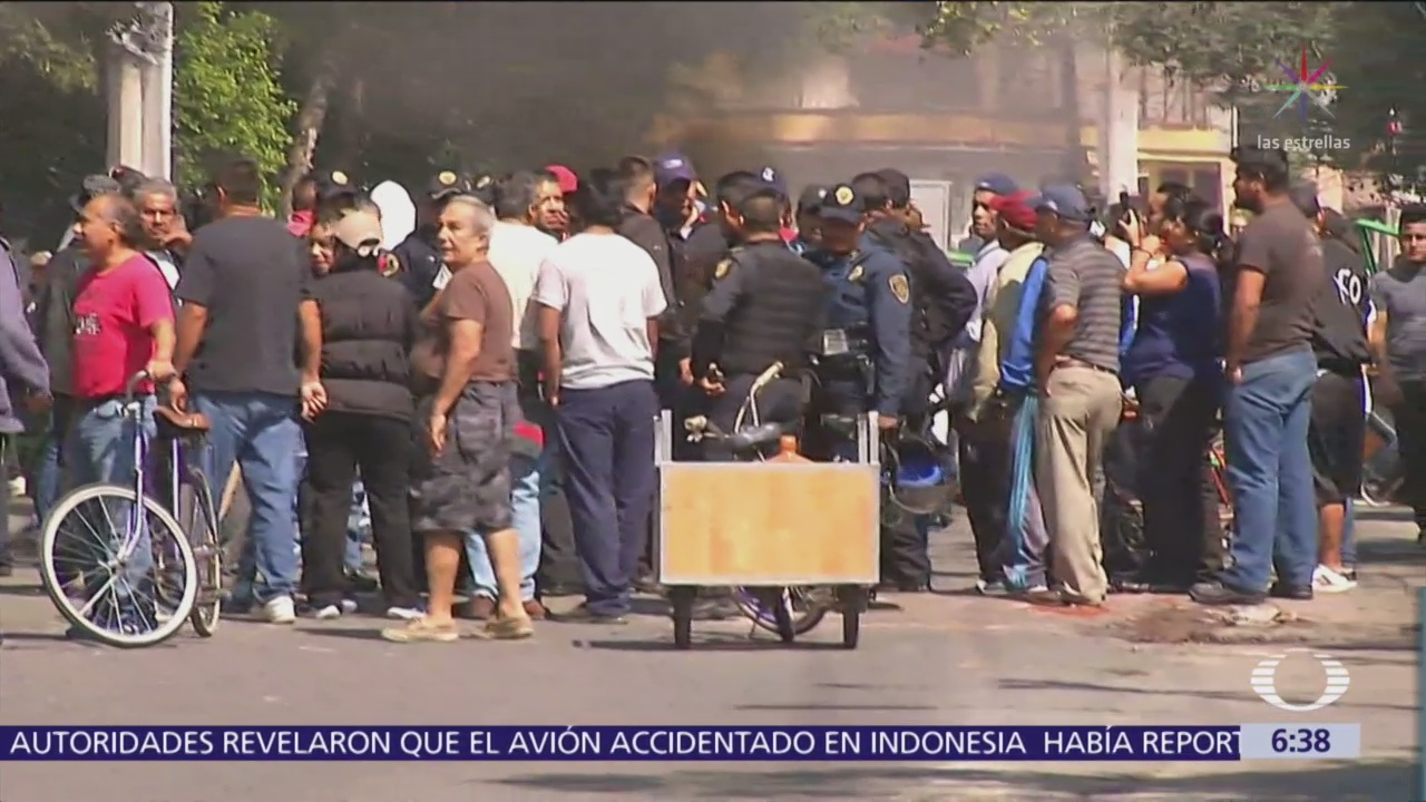 Vecinos de San Juan Tlihuaca impiden desalojo, hubo disparos