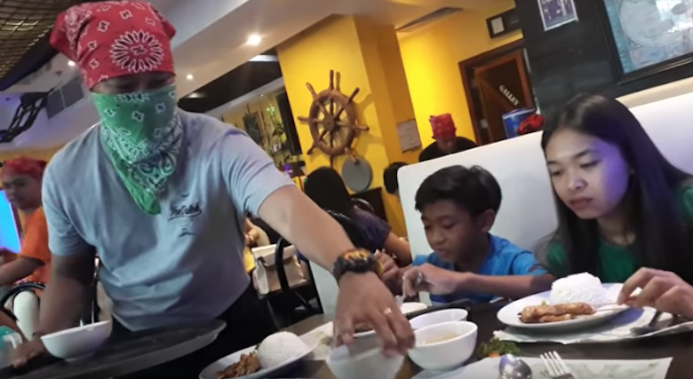 Video: Se disfraza de mesero para sorprender a sus hijos, tenía años sin verlos