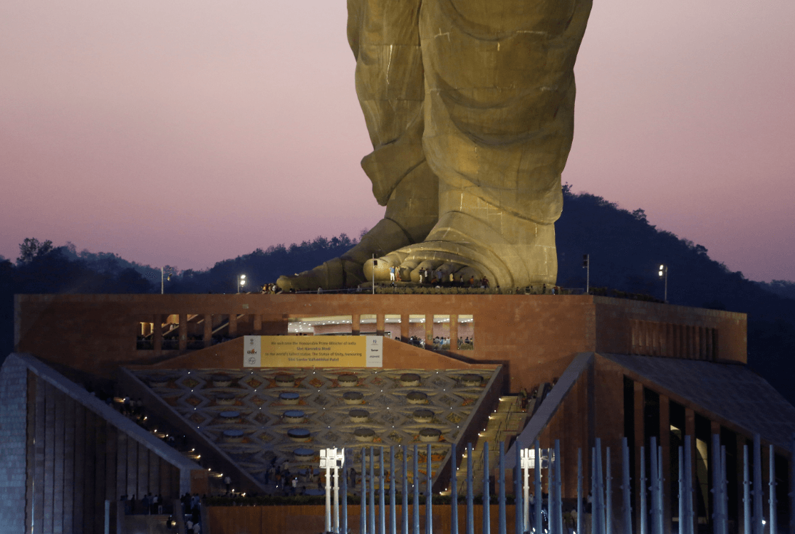 Visitantes a los pies de la gigantesca estatua en la India. (AP) 