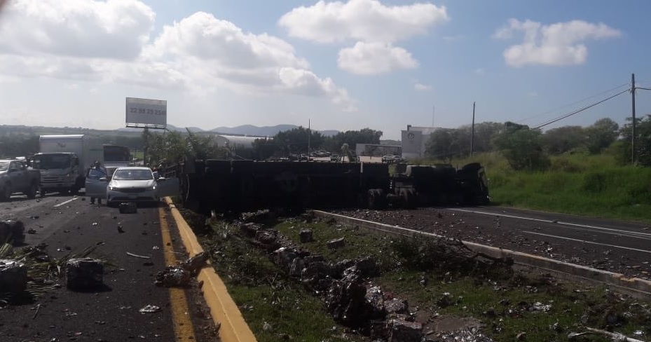 Volcadura de tráiler afecta circulación en carretera Xalapa-Veracruz