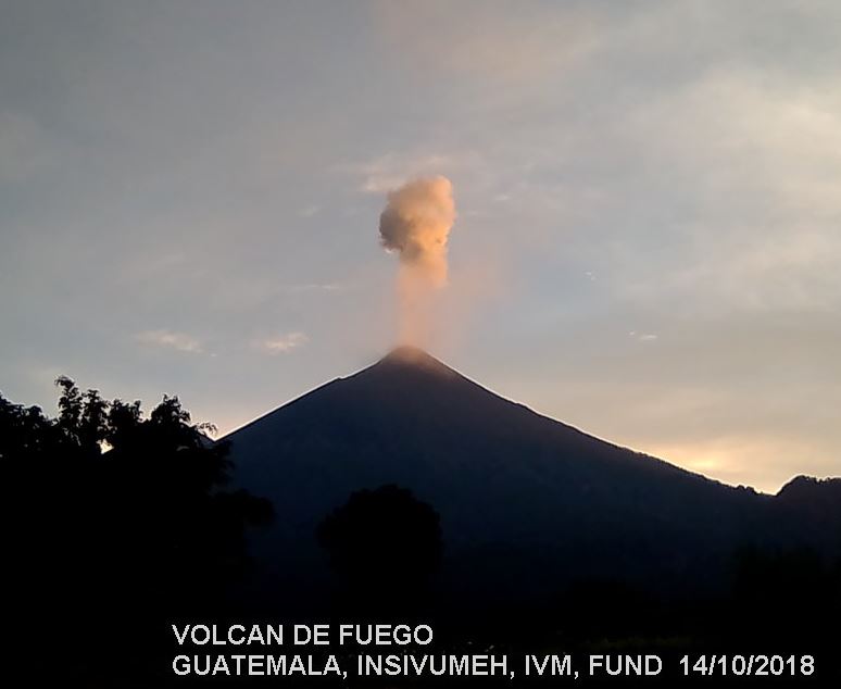 Volcán de Fuego de Guatemala registra explosiones moderadas