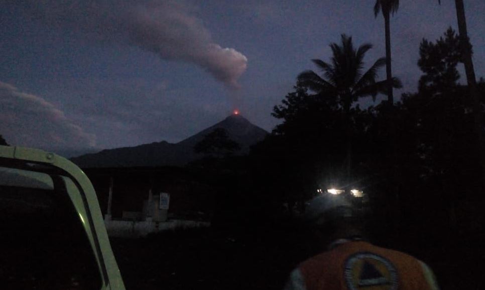 Volcán de Fuego de Guatemala inicia nueva erupción