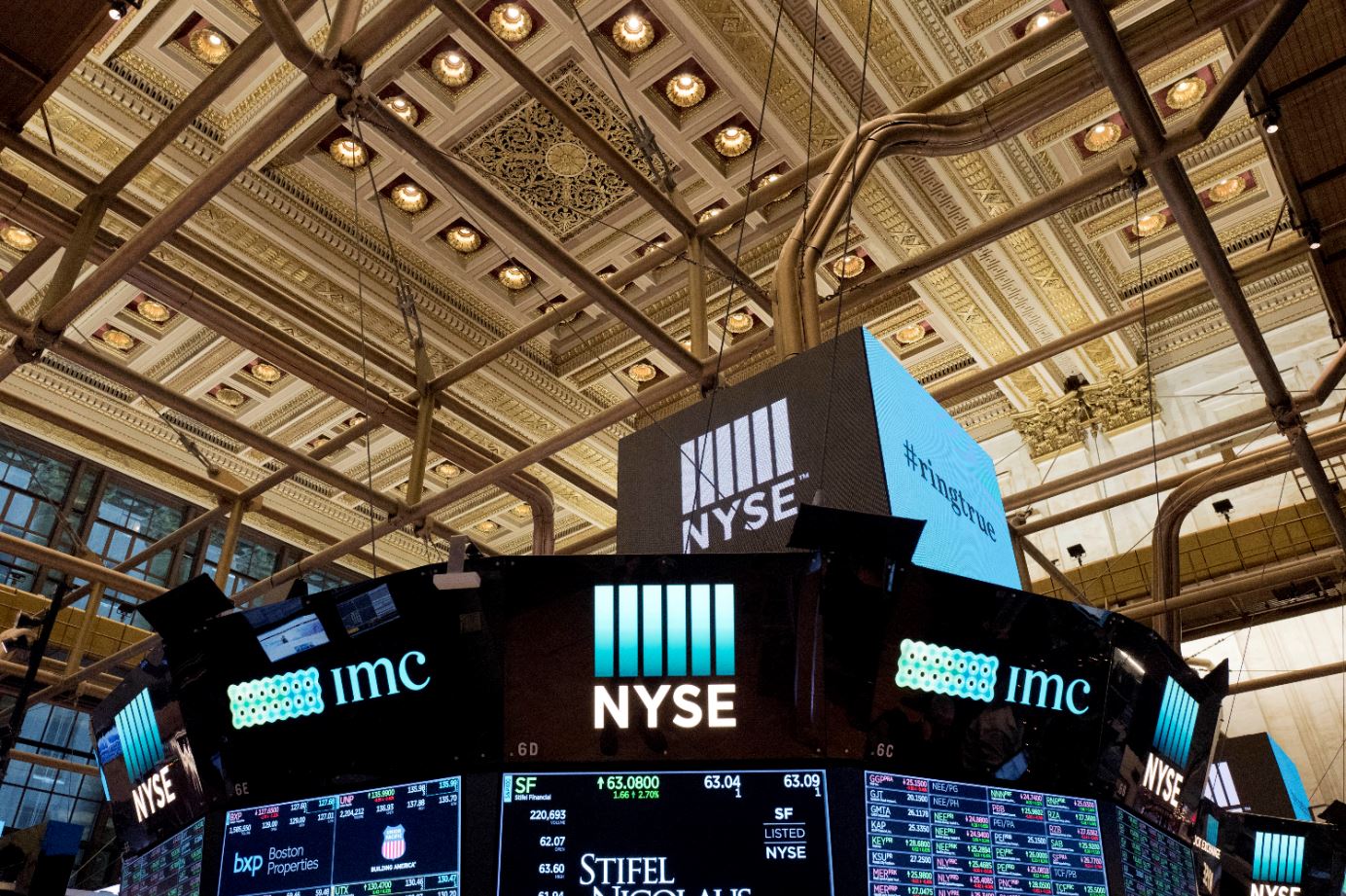 Wall Street abre mixto ante un menor crecimiento global